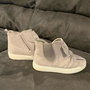 Girls gray sneakers